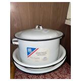 Vintage enamel Columbian stock pot & 2 bowls