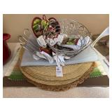 Lot of placemats and metal baskets