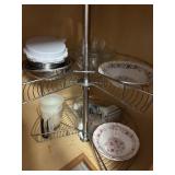 Lot of mixing bowls, measuring cups (1 pyrex),