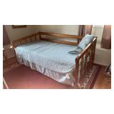 Trundle day bed, bedspread