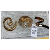 (3) Goldtone fashion pin brooches - Monet in