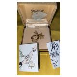 Van Dell  ï¿½VDï¿½ 14k GF pin brooch w/ box & insert