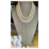 Vintage triple-strand pearl bead necklace &
