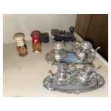 Vintage souvenir salt & pepper shakers