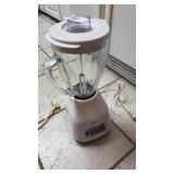 Oster Duralast classic countertop white blender