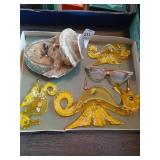 Vintage lot chalkware, glasses etc