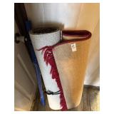 Misc lot - Rug and scrap rug and umbrella