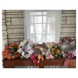 Holiday wreaths & decor lot