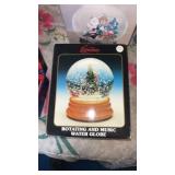 Christmas Rotating Snow Globe