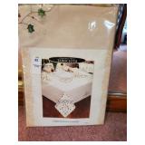 Christmas Holly table cloth 66x104 oval