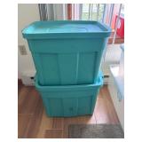 2 Plastic Storage Totes