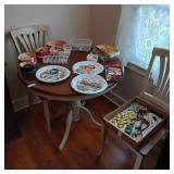 36' round dinette with 2 chairs no contents