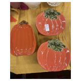 Lot of 17 pumpkin shaped plates
