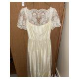 Vintage gown / size 7/8- some stains