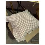 Set of 2 checkered ruffled pillows