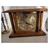 Battery operated mantle clock