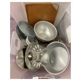 Springform pan, lids, bacon tray, cake pans and