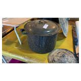 2 speckled roasting pots