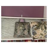 Set or 4 throw striped and floral throw pillow