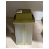 Tupperware Pick-A-Deli Pickle Keeper