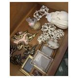 Drawer lot of wall decor (cherubs and floral),