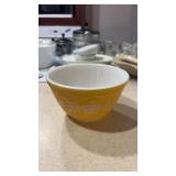 Pyrex Butterfly Gold 1.5-pint nesting mixing bowl