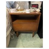 Set of 2 MCM style nightstands 20.5 X 15 X 23in