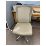 BEIGE ROLL AROUND OFFICE CHAIR