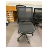 BLACK ROLL AROUND OFFICE CHAIR