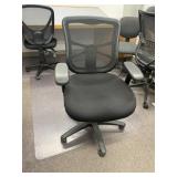 BLACK ROLL AROUND OFFICE CHAIR