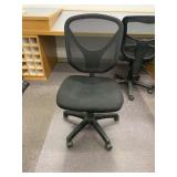 BLACK ROLL AROUND OFFICE CHAIR