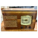 Vintage RCA Model 85T1 Tabletop Tube Radio From La