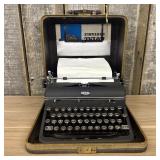 Vintage Royal Quiet De Luxe Portable Manual Typewr