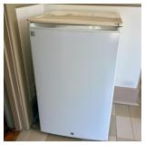 GE Compact Refrigerator with Freezer Model SMR04DA