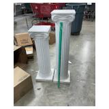 2 plastic columns/plant stands