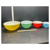 Pyrex mixing bowl set