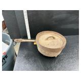 Cast iron 3 legged pot