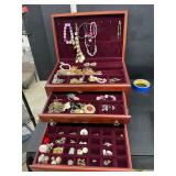 Jewelry box and jewelry