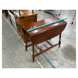 Drop leaf table