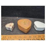 Trinket boxes, one is alabaster