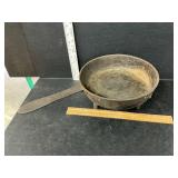 Cast iron 3 legged pan
