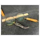 2 magnifying glasses