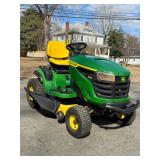 John Deere S130 tractor Lawnmower ONLY 105 hours !