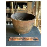 Cast iron 3 legged pot