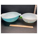 2- Vintage Pyrex bowls