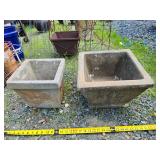 2 Concrete planters