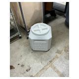 Pet food container