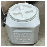 Pet food container