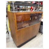 Floor model showcase cabinet