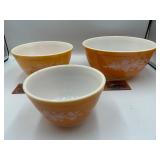 Vintage Pyrex mixing bowl set